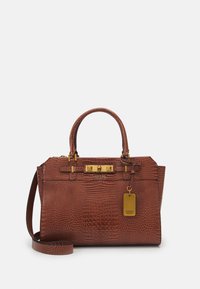 Sac à main en faux cuir marron avec un motif crocodile texturé, quincaillerie dorée, doubles poignées et une bandoulière amovible.