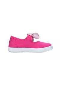 Scarpa slip-on in tela rosa con suola in gomma bianca, caratterizzata da un dettaglio a fiocco in nastro a righe sulla parte superiore.