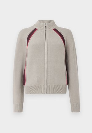 Lys grå zip-up sweater med høj krave, der har mørkerøde og bordeaux-farvede accenter på siderne samt ribbede manchetter og kant.