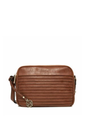 Borsa a tracolla in pelle marrone con strisce orizzontali cucite, chiusura con cerniera, tracolla regolabile e ciondolo rotondo con logo del marchio in oro.