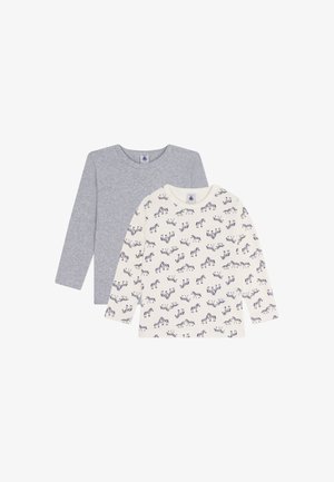 Duas camisas de mangas longas: uma cinza e uma marfim com padrão de zebra preto. Feitas de um tecido macio, com golas redondas.