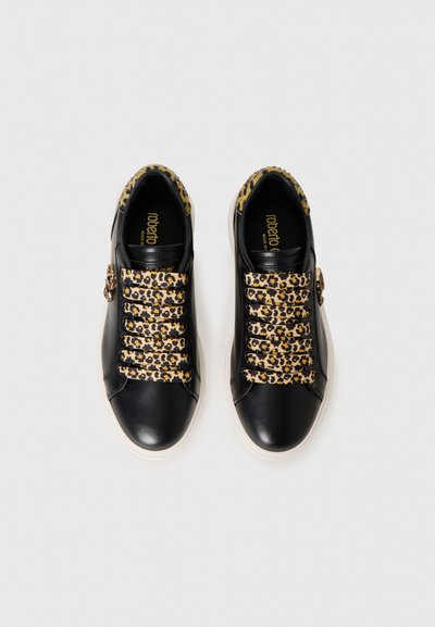 Sneaker in pelle nera con lacci a stampa leopardata, una texture liscia e una suola in gomma bianca. Accentuati da un dettaglio metallico decorativo.