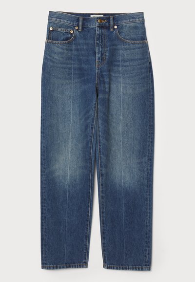Jeans blu a vita alta, dritti, con tasche frontali e posteriori, passanti per cintura, chiusura con bottone e leggera sfumatura sulle gambe.