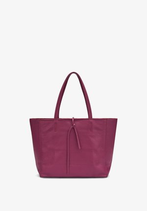 Grande borsa a tracolla in pelle viola con due manici e un sottile laccio in pelle per la chiusura al centro davanti.