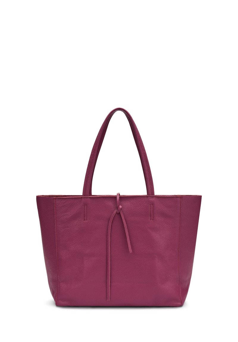 Grande borsa a tracolla in pelle viola con due manici e un sottile laccio in pelle per la chiusura al centro davanti.