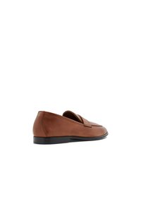 Brune læder loafers med et elegant design, en hævet stropdetalje, rund tå, lavprofileret sort sål og glat tekstur.