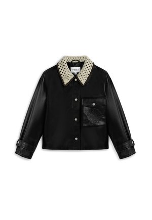 Chaqueta de cuero sintético negro con cuello de crochet crema, botones a presión, correas en los puños y parche bordado en el bolsillo del pecho.