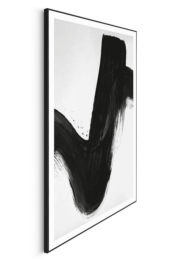 Gerahmtes schwarz-weißes abstraktes Kunstwerk mit kräftigen, geschwungenen Pinselstrichen auf einem weißen Hintergrund, umrandet von einem dünnen schwarzen Rahmen.
