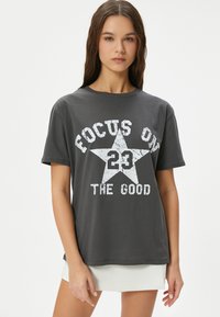 Koton - T-shirt z nadrukiem