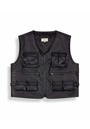 Chaleco utilitario negro sin mangas con varios bolsillos con cremallera y solapa, cierre frontal con cremallera y un pequeño logo bordado en el bolsillo superior izquierdo.