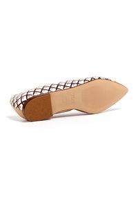 Zapatos planos de punta afilada con parte superior estampada en blanco, negro y melocotón, que presentan una suela de goma beige y un diseño de tacón bajo y cuadrado.