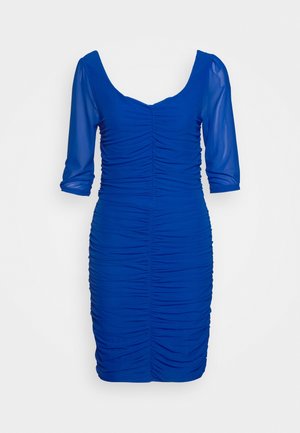 Robe bleue froncée avec un décolleté rond, des manches trois-quarts et une silhouette ajustée. Fabriquée en tissu extensible. Texture lisse et légère.