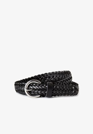 Cinturón negro de cuero trenzado con hebilla de metal plateado, enrollado y colocado plano sobre un fondo blanco.