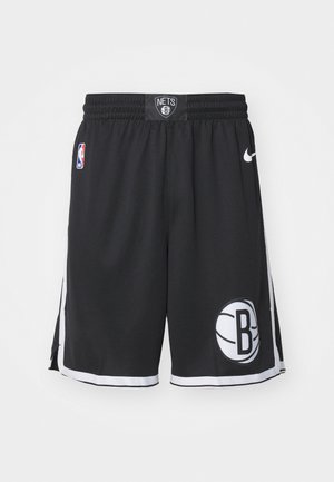 Mustad must värvi korvpallishortsid, millel on võrguline tekstuur, valge ja must logo ning kontrastne valge äär külgedel ja hemil.