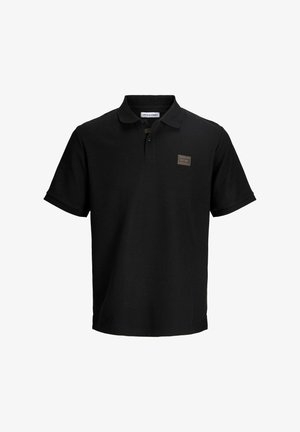 Zwart poloshirt met korte mouwen, kraag, een knooplijst met twee knopen, en een klein rechthoekig logoplaatje op de linkerborst.