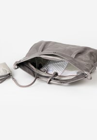 Grijze leren handtas met een ritssluiting, met gestreepte stofvoering en een klein afneembaar zakje met een lus handvat.