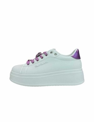 Sneaker piattaforma bianca con suola spessa, lacci viola, linguetta metallica viola sul tallone e logo laterale visibile su sfondo neutro.