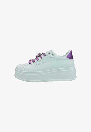 Sneaker piattaforma bianca con suola spessa, lacci viola, linguetta metallica viola sul tallone e logo laterale visibile su sfondo neutro.