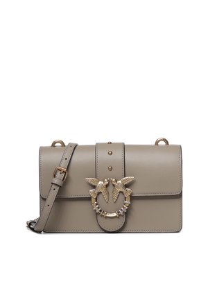 Bolso bandolera de cuero taupe con correa ajustable y cierre en forma de pájaro tono dorado con pequeños detalles de cristal.