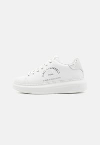 Vita sneakers med en slät läderöverdel, silverglittriga detaljer på hälen och präglade varumärkesdetaljer. Har runda snören och en tjock sula.