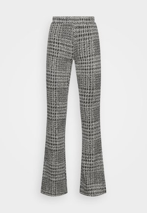 Graue und schwarze karierte, gerade geschnittene Hose mit elastischem Bund, auf weißem Hintergrund dargestellt.