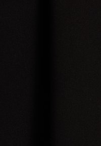 Tessuto nero con una superficie liscia, che mostra una leggera lucentezza. Il materiale è tessuto in modo serrato, mostrando un colore uniforme senza motivi visibili.