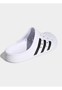 Sandal in plastica bianca con cinghie slip-on, dotata di tre strisce nere, sopra in tessuto testurizzato e fori di ventilazione per la traspirabilità.