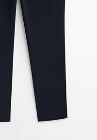 Pantalon droit bleu marine foncé, visible de mi-cuisse jusqu'à l'ourlet, sur fond blanc.