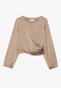 Beige zijden blouse met een ronde hals, lange pofmouwen en een drapering aan de voorkant. Glad textuur met een licht glanzende afwerking.