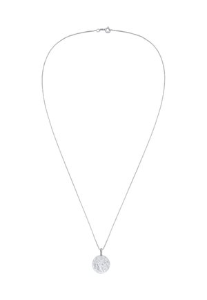 Collier en chaîne argentée avec un pendentif rond texturé et un fermoir à ressort, sur fond blanc.