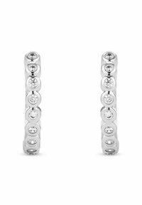 Silverfärgade hoopsmycken med en slät, rundad design som har växelvis cirkulära segment och inlagda klara ädelstenar. Glänsande yta genom hela smycket.