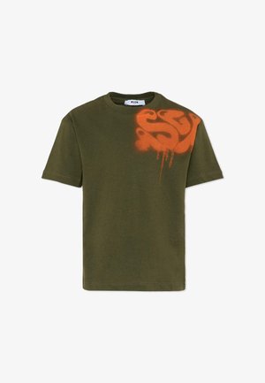 Oliwkowa bawełniana koszulka z okrągłym dekoltem i krótkimi rękawami, z abstrakcyjnym pomarańczowym wzorem w sprayu na przodzie.