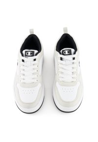 Białe sportowe buty z gładkiej skóry i zamszu, z czarnymi akcentami, okrągłymi sznurowadłami i logo na pięcie.