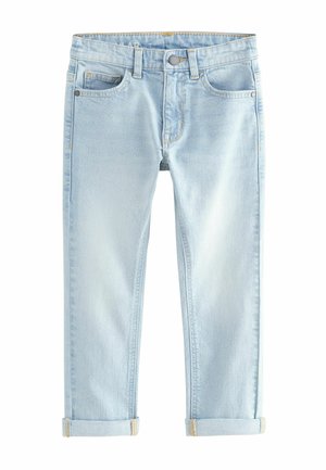 Jeans bleu clair avec revers roulés, bouton à l’avant, fermeture éclair, passants de ceinture et design cinq poches sur fond blanc.