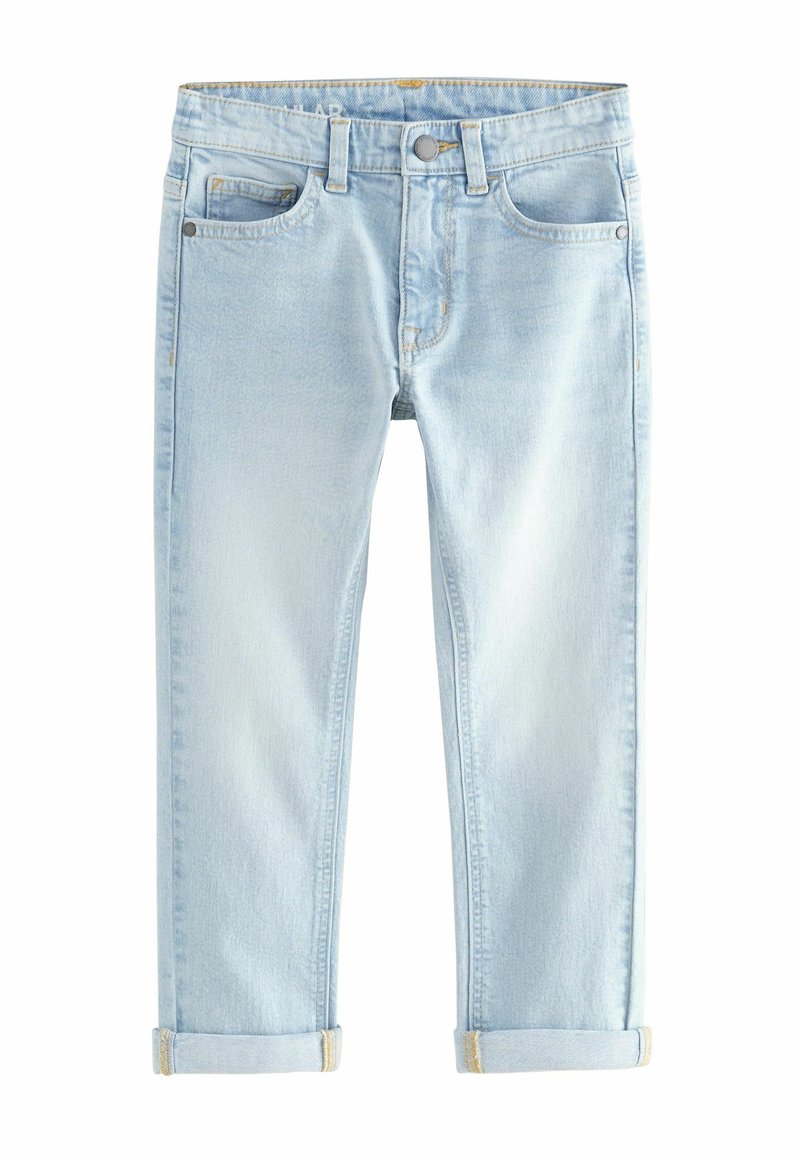 Jeans bleu clair avec revers roulés, bouton à l’avant, fermeture éclair, passants de ceinture et design cinq poches sur fond blanc.