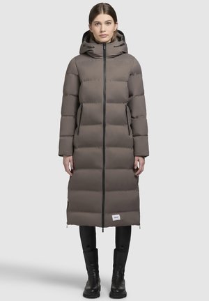 Cappotto imbottito lungo in grigio-marrone, dotato di cappuccio, zip frontale e tasche laterali. Tessuto testurizzato con strisce orizzontali. Accentature in metallo nero.