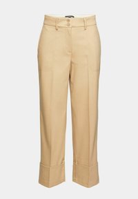 Pantalon beige court avec larges revers, poches plaquées devant, fermeture taille à double bouton et passants pour ceinture.