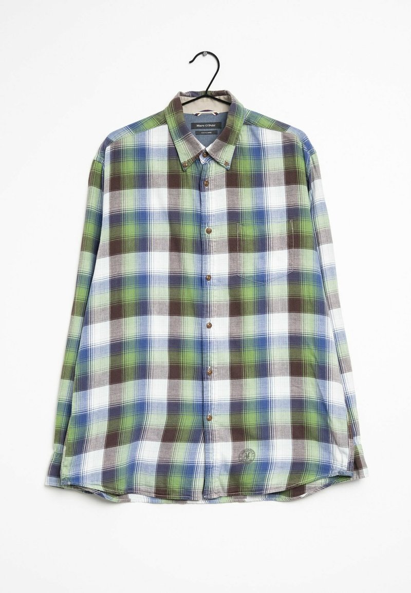 Chemise à manches longues à boutons avec motif à carreaux vert, bleu, marron et blanc, suspendue à un cintre noir sur fond blanc.