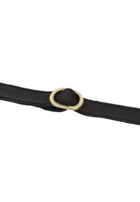 Ceinture en cuir noir avec bords cousus et une petite boucle ovale dorée arrondie qui maintient la sangle.