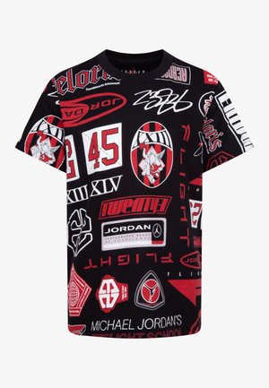 T-shirt nera a maniche corte con un collage di loghi, numeri e grafiche in rosso e bianco, relativi a Michael Jordan, in vari stili e forme.