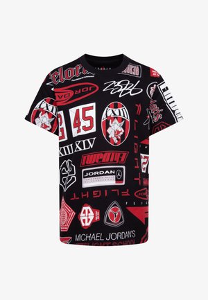 Fekete, rövid ujjú póló, amely Michael Jordannal kapcsolatos piros és fehér logók, számok és grafikák kollázsát mutatja be, különböző stílusokban és formákban.