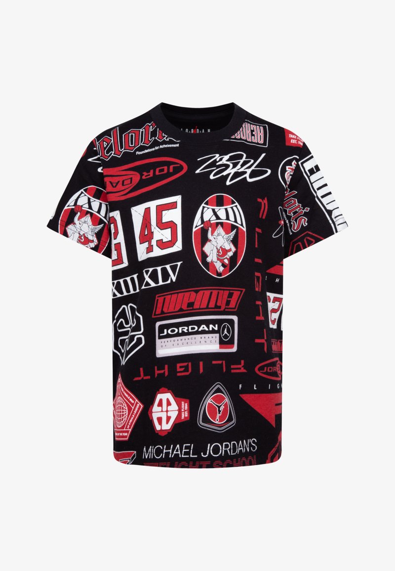 Crna majica kratkih rukava s kolažom crvenih i bijelih logotipa, brojeva i grafika vezanih uz Michaela Jordana, u raznim stilovima i oblicima.