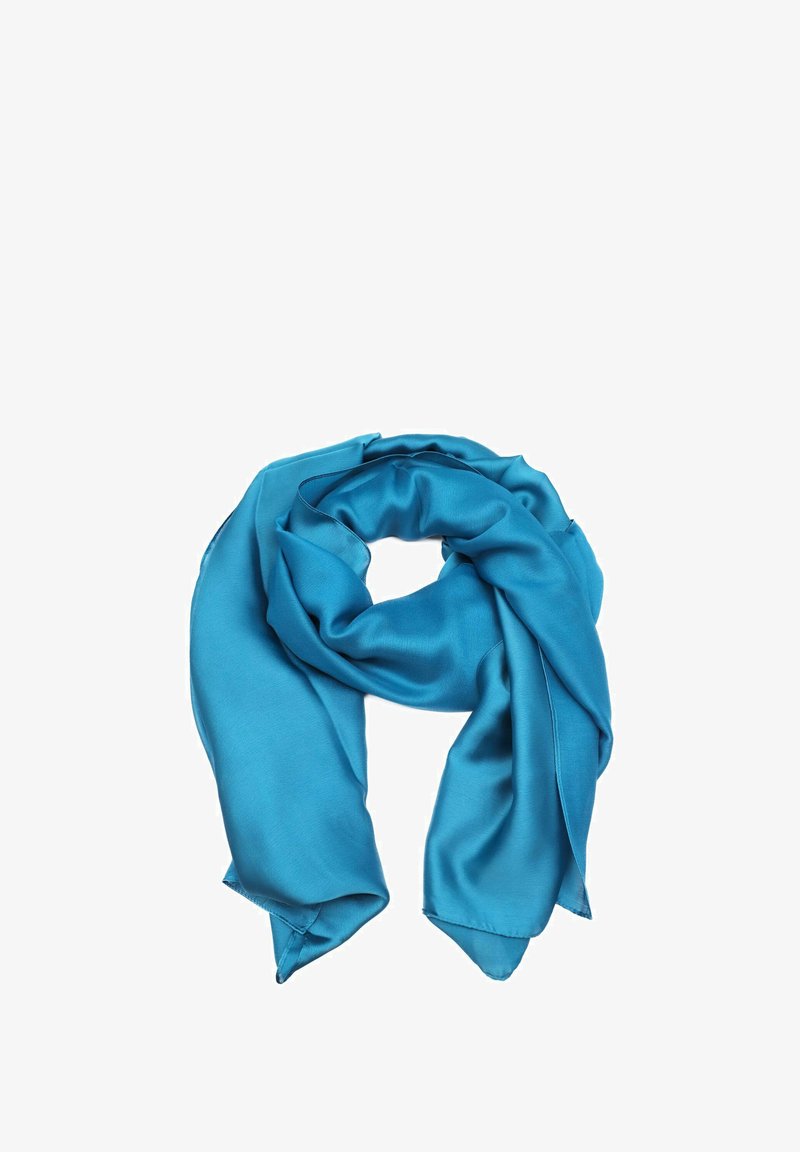 Foulard di seta turchese, leggero, con texture liscia, drappeggio morbido e estremità affusolate. Senza modelli visibili o dettagli hardware.