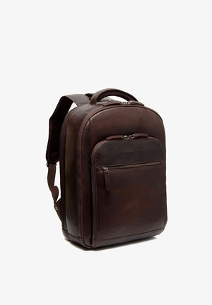 Brauner Leder-Rucksack mit strukturiertem Design, gepolsterten Schulterriemen, doppeltem Reißverschluss, Fronttasche und einem oberen Griff. Glatte Textur.