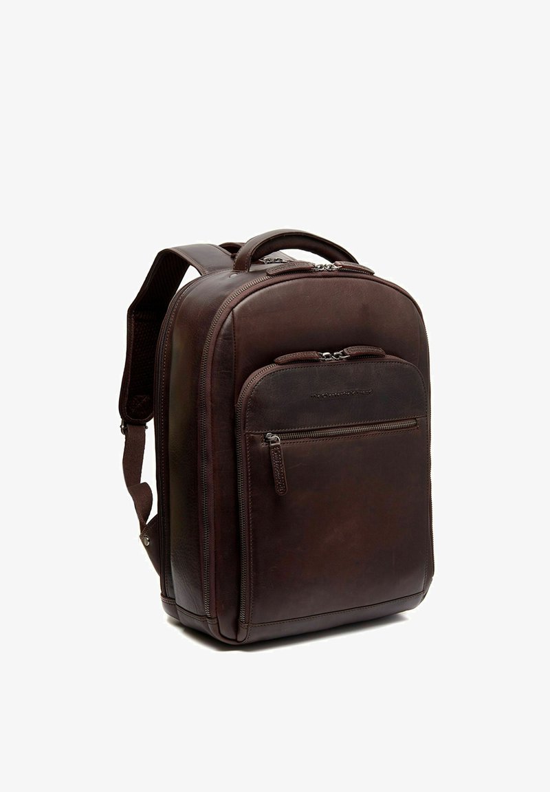 Brauner Leder-Rucksack mit strukturiertem Design, gepolsterten Schulterriemen, doppeltem Reißverschluss, Fronttasche und einem oberen Griff. Glatte Textur.