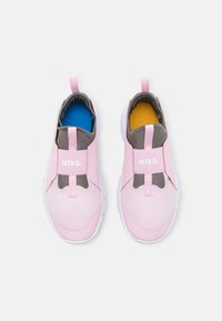 Nike Performance FLEX RUNNER 2 UNISEX czerwony