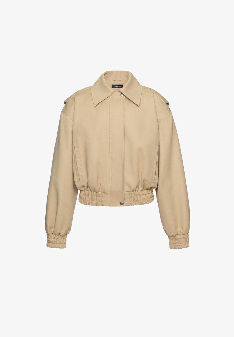 Geacă bej scurtă, cu guler larg, tiv și manșete elastice, închidere frontală cu nasturi capse, și buzunare laterale cu deschidere pe slit.