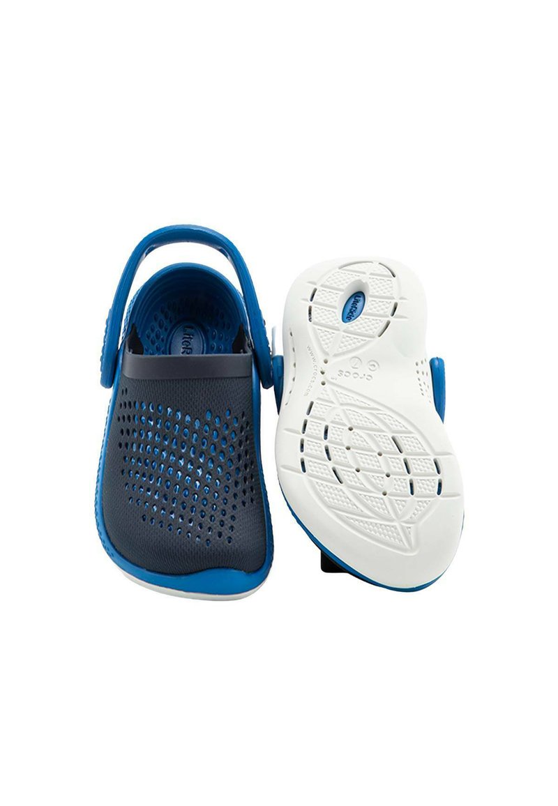 Zuecos azules y grises con diseño perforado, tira de talón ajustable y suela texturizada blanca. Plantilla texturizada para mayor agarre y comodidad.