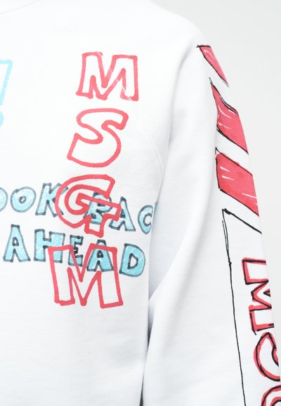 Λευκό φούτερ με κόκκινα γράμματα με περίγραμμα "MSGM" κάθετα στο στήθος και το μανίκι, και μπλε γράμματα σε μπλοκ που σχηματίζουν μερικώς τη φράση "LOOK AHEAD."