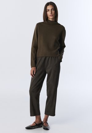HIGH NECK - Strickpullover - brown